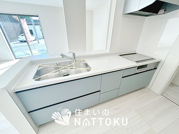 【現地写真（キッチン）】収納たっぷりのシステムキッチン、浄水器付水栓を標準装備しています。