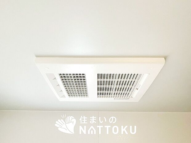 【浴室暖房換気乾燥機】サイドブロー機能で、乾燥効率アップです。
サイドに吹き出しを搭載することにより浴室内を端まで循環する気流ができ、さらに省エネ性能がアップします。