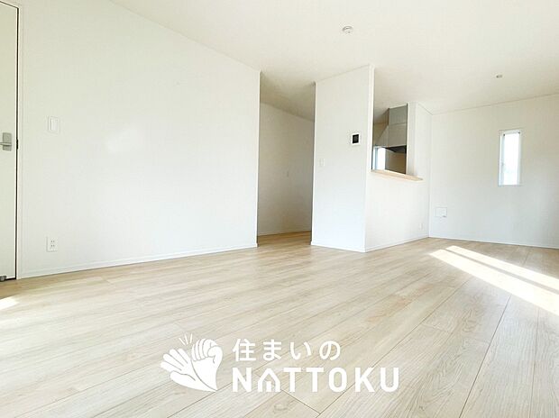 【現地写真（リビング）】フローリング材には、木目、色調など木材特有の風合いがあり、ナチュラルな美しさになっています。