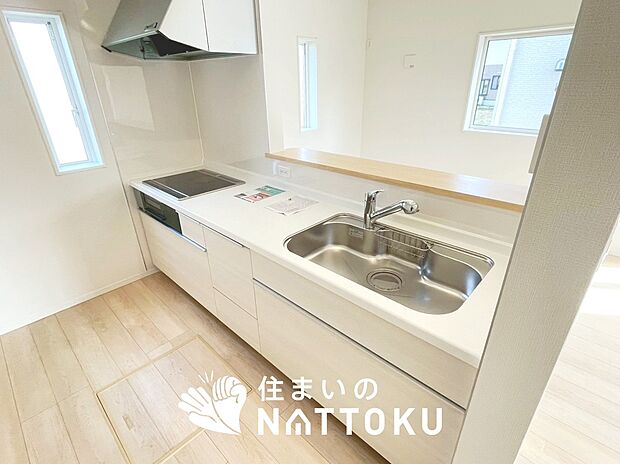 【現地写真（キッチン）】収納たっぷりのシステムキッチン、浄水器付水栓を標準装備しています。
