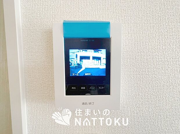 【TVモニター付インターホン】録画機能付きで、自動録画のほか、手動録画もできます。
受話、呼出音量の調整、明るさ調整が可能です。また、来訪者をズーム機能でズームアップして確認できます。