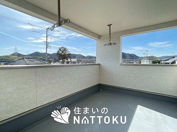 【バルコニー】奥行きが広く、洗濯物をゆったりと干せる十分な広さで、家族の洗濯も捗ります。