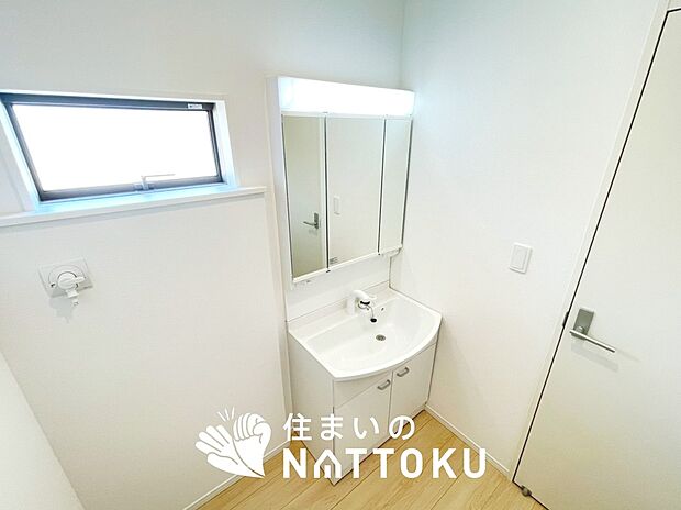 【洗面台・洗面所】鏡の両サイドは、必要なものを取出しやすく、大きな鏡面で朝の準備も快適。
使いやすいリフトアップ機能付きのシングルレバーシャワー水栓付です。