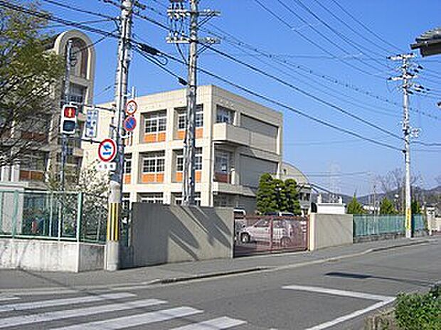 加古川市立西神吉小学校(約1,400m)