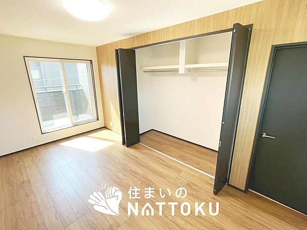 【現地写真（寝室）】木目の美しさを際立たせるシンプルデザインの建具を使用しています。