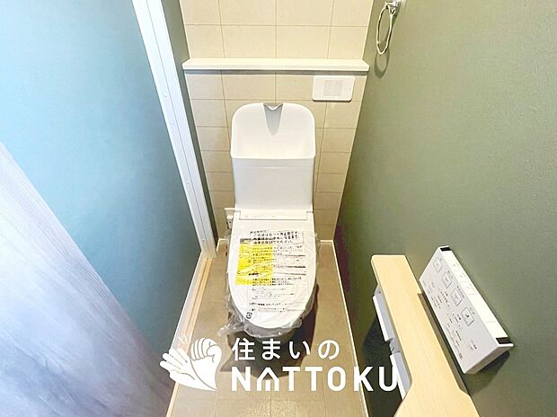 【トイレ】汚れてもサッとひと拭きでお手入れ簡単、エコ仕様の温水洗浄便座付きのトイレです。
バリアフリーにも配慮しています。