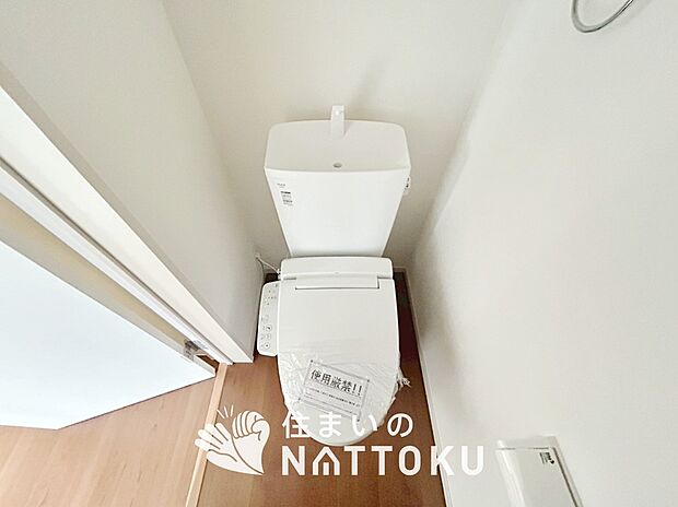 【トイレ】汚れてもサッとひと拭きでお手入れ簡単、エコ仕様の温水洗浄便座付きのトイレです。
バリアフリーにも配慮しています。