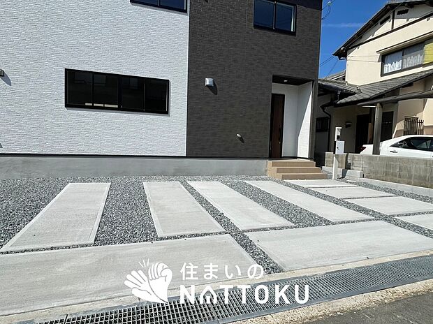 【現地写真(駐車場)】駐車スペースが広く、運転が苦手な方も安心です。