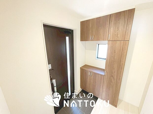 【現地写真（玄関）】玄関には、大型のシューズ収納を設置しています。