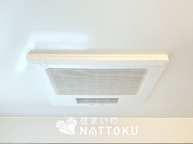 【電気式浴室暖房換気乾燥機】寒い冬場はあたたかく、暑い夏場は扇風機のような心地よさです。
雨の日は、浴室が衣類乾燥スペースになります。