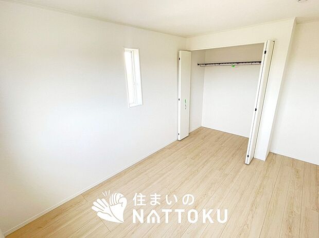 【現地写真(洋室)】木目の美しさを際立たせるシンプルデザインの建具を使用しています。