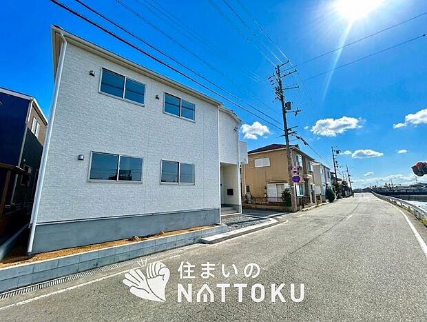 【現地写真(前道含む外観)】健康被害に配慮したもっとも安全性の高い建材を採用し、シックハウス対策をしております。