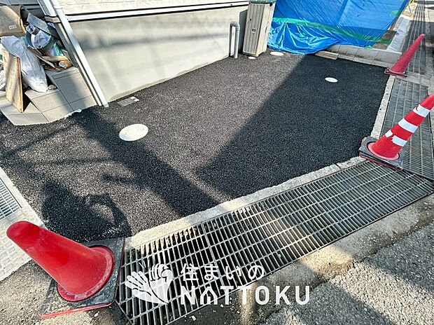 【現地写真(駐車場)】駐車スペースが広く、運転が苦手な方も安心です。