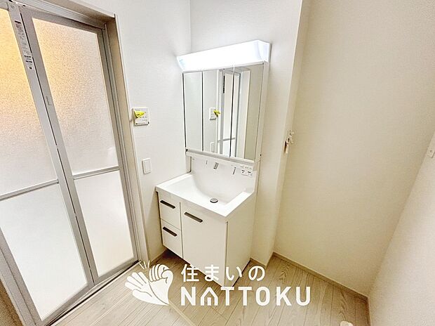 【洗面台・洗面所】鏡の両サイドは、必要なものを取出しやすく、大きな鏡面で朝の準備も快適。
使いやすいリフトアップ機能付きのシングルレバーシャワー水栓付です。