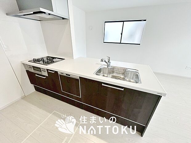 【現地写真(キッチン)】収納たっぷりのシステムキッチン、浄水器付水栓を標準装備しています。