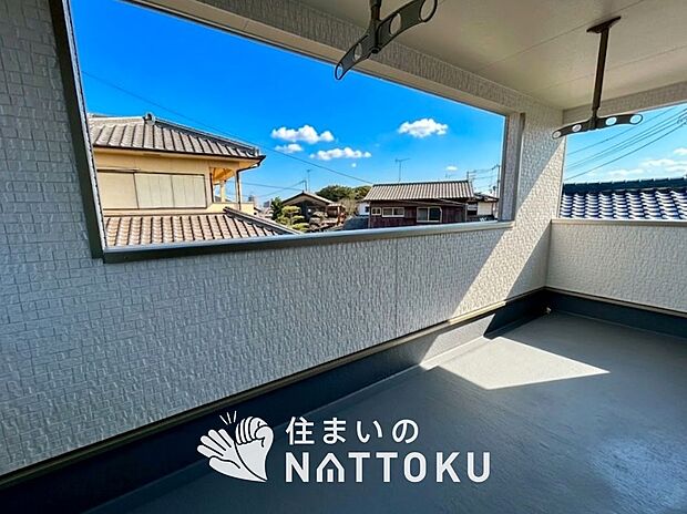 【バルコニー】奥行きが広く、洗濯物をゆったりと干せる十分な広さで、家族の洗濯も捗ります。