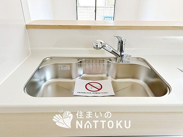 【浄水器内臓ハンドシャワー付シンク】広々とした凸型シンクに洗剤ポケットを標準装備。すっきり収納できます。
また、蛇口の先端に浄水器を内蔵しているため場所をとりません。
