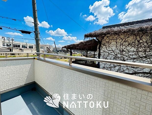 【バルコニー】奥行きが広く、洗濯物をゆったりと干せる十分な広さで、家族の洗濯も捗ります。