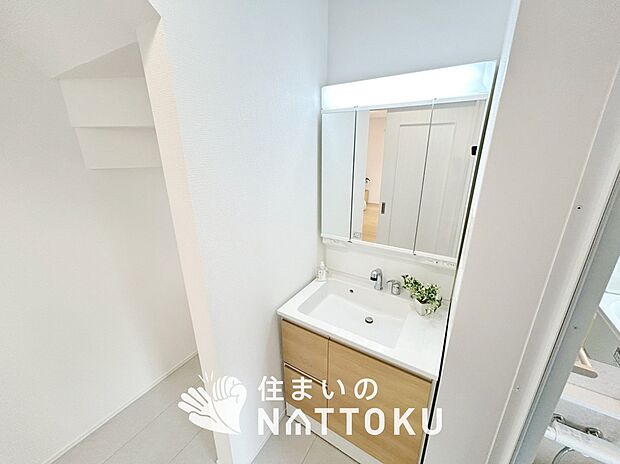 【洗面台・洗面所】鏡の両サイドは、必要なものを取出しやすく、大きな鏡面で朝の準備も快適。
使いやすいリフトアップ機能付きのシングルレバーシャワー水栓付です。