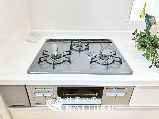 【ビルトインコンロ】フラットな構造で清掃性が高く、過熱防止センサー付３口タイプで日頃の家事も快適です。