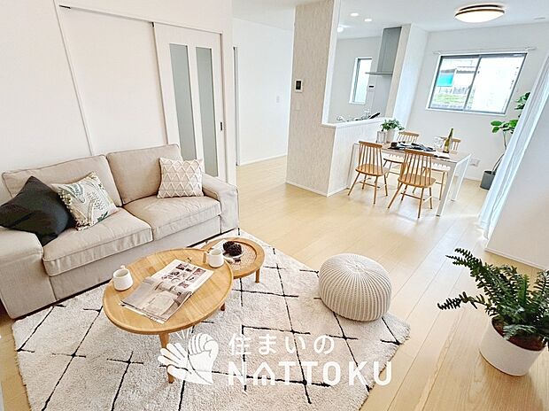 【現地写真（リビング）】フローリング材には、木目、色調など木材特有の風合いがあり、ナチュラルな美しさになっています。