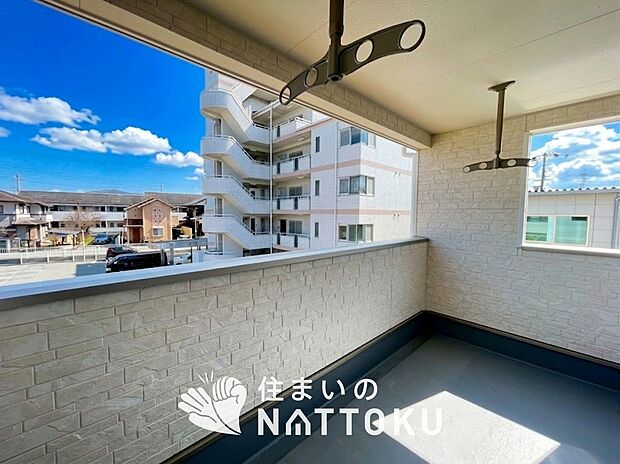 【バルコニー】奥行きが広く、洗濯物をゆったりと干せる十分な広さで、家族の洗濯も捗ります。