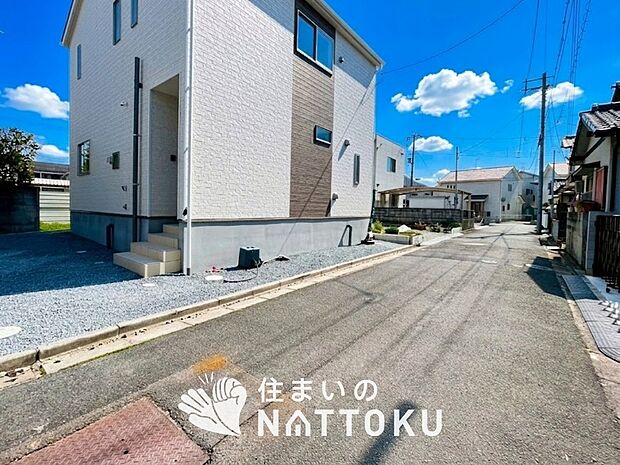 【現地写真（前道含む外観）】健康被害に配慮したもっとも安全性の高い建材を採用し、シックハウス対策をしております。