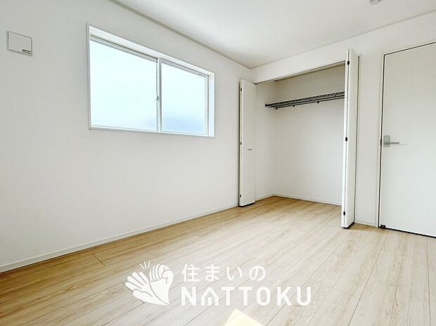 【現地写真(寝室)】木目の美しさを際立たせるシンプルデザインの建具を使用しています。