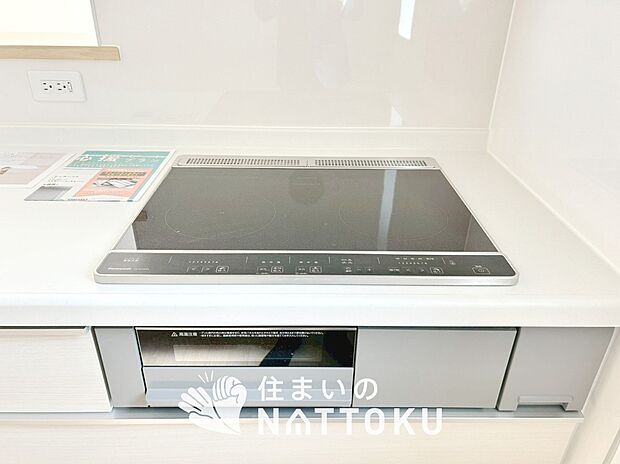 【ビルトインコンロ】フラットな構造で清掃性が高く、過熱防止センサー付3口タイプで日頃の家事も快適です。