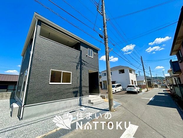 【現地写真(前道含む外観)】健康被害に配慮したもっとも安全性の高い建材を採用し、シックハウス対策をしております。