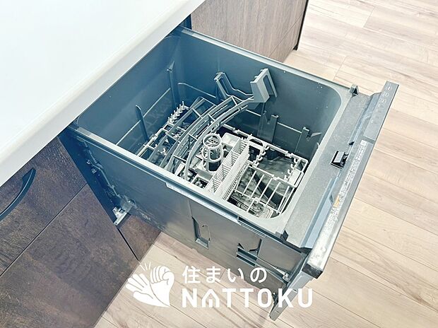 【食器洗い乾燥機】食後の時間にゆとりを与えてくれる食器洗い乾燥機。
操作ボタンも上面にあるので、腰をかがめずに操作ができラクラクです。