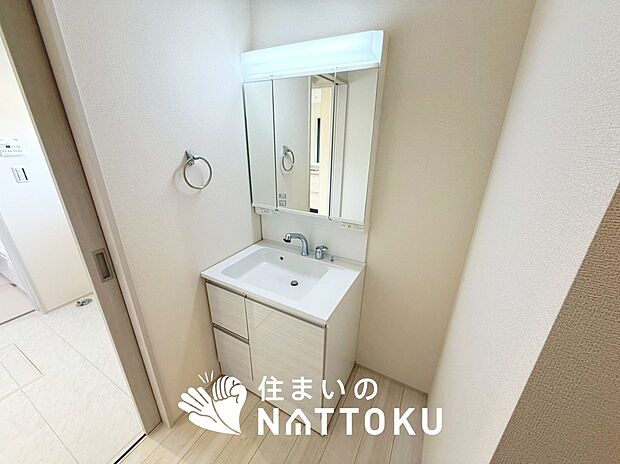 【洗面台・洗面所】鏡の両サイドは、必要なものを取出しやすく、大きな鏡面で朝の準備も快適。
使いやすいリフトアップ機能付きのシングルレバーシャワー水栓付です。