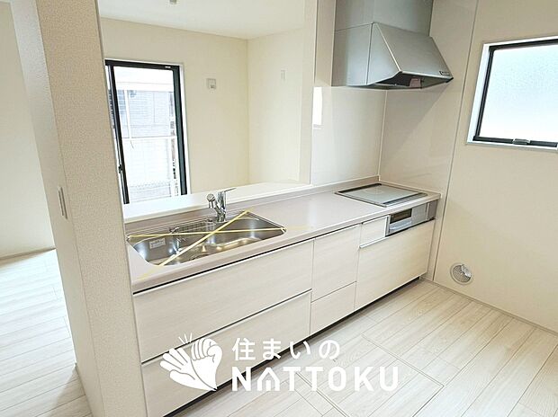 【現地写真(キッチン)】収納たっぷりのシステムキッチン、浄水器付水栓を標準装備しています。