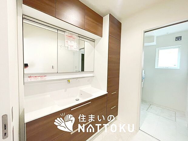 【洗面台・洗面所】鏡の両サイドは、必要なものを取出しやすく、大きな鏡面で朝の準備も快適。
使いやすいリフトアップ機能付きのシングルレバーシャワー水栓付です。