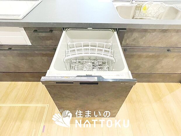 【深型食器洗い乾燥機】大容量を活かして、調理器具と食後のお皿などを一度に洗えて効率的です。
一日分をまとめて洗えるから、家事の時間がぐっと少なくなります。