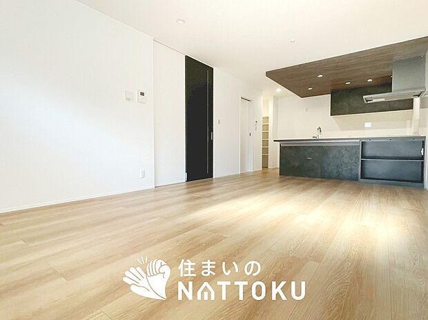 【現地写真（リビング）】フローリング材には、木目、色調など木材特有の風合いがあり、ナチュラルな美しさになっています。