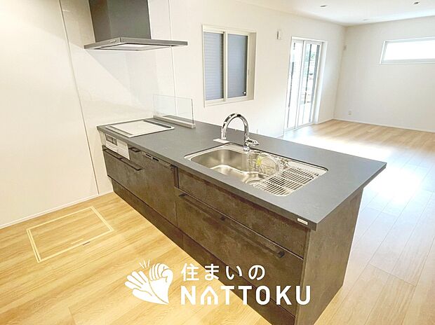 【現地写真（キッチン）】収納たっぷりのシステムキッチン、浄水器付水栓を標準装備しています。