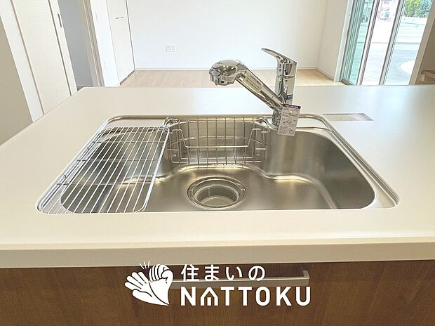 【浄水器一体型シャワー水栓付シンク】食器や野菜などの水洗いがスムーズにこなせるハンドシャワーのついた水栓。
浄水器一体型なので便利です。