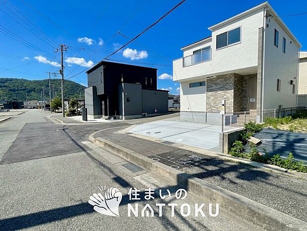 【現地写真（前道含む外観）】お引渡し後も無償の定期点検を行っており、暮らしの安心をお届けしています。