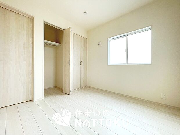 【現地写真(洋室)】木目の美しさを際立たせるシンプルデザインの建具を使用しています。