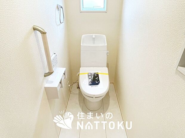 【トイレ】汚れてもサッとひと拭きでお手入れ簡単、エコ仕様の温水洗浄便座付きのトイレです。
バリアフリーにも配慮しています。