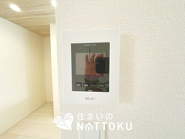 【TVモニター付インターホン】手放し通話ができ、送話表示灯で送話・受話状態が確認できます。
映像と音声で玄関先の様子をチェックできるモニター機能や、夜間の訪問者の顔も確認できるLEDライトを装備しています。