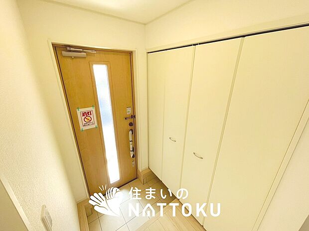 【現地写真(玄関)】玄関には、大型のシューズ収納を設置しています。