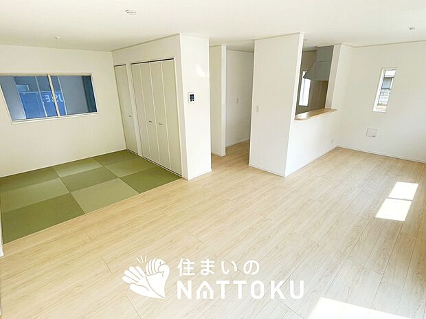 【現地写真(リビング)】フローリング材には、木目、色調など木材特有の風合いがあり、ナチュラルな美しさになっています。