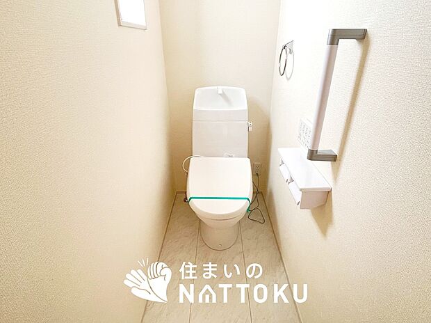 【トイレ】汚れてもサッとひと拭きでお手入れ簡単、エコ仕様の温水洗浄便座付きのトイレです。
バリアフリーにも配慮しています。