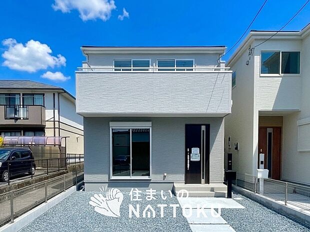 【現地写真（外観）【１号地】】軽くて火災に強い屋根材を採用し、地震時の建物への負担や揺れを軽減しています。