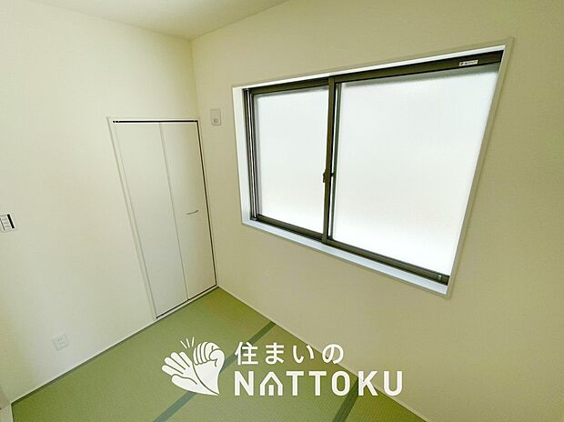 【現地写真（和室）】大壁仕様の新和室。くつろぎの空間です。