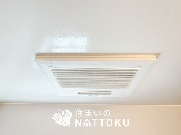 【電気式浴室暖房換気乾燥機】寒い冬場はあたたかく、暑い夏場は扇風機のような心地よさです。
雨の日は、浴室が衣類乾燥スペースになります。