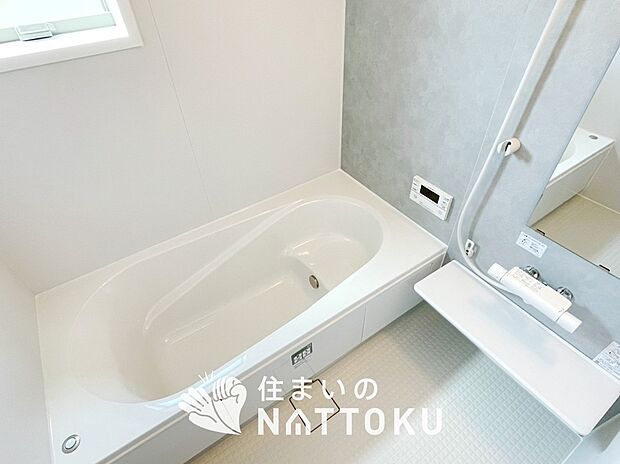 【現地写真（浴室）】浴室暖房乾燥機付き。１坪タイプで広々です。