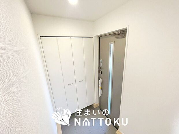 【現地写真(玄関)】玄関には、大型のシューズ収納を設置しています。